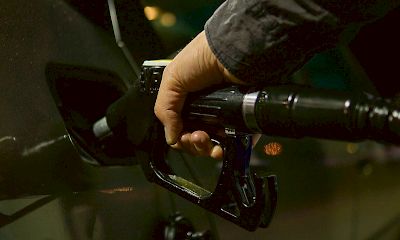 Anche il TCS dice di sì, sottolineando che il carburante rappresenta solo il 15% del costo della guida. (Foto: pxhere.com)