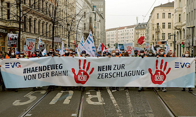 Unterwegs von den Grünen zur FDP: der Demonstrationszug der EVG in Berlin.