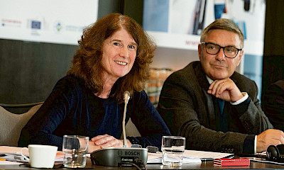 Sabine Trier bei der Abkommensunterzeichnung am 5. November in Brüssel – zusammen mit Giorgio Tuti, der als Präsident der Bahnsektion der ETF deren Verhandlungsdelegation leitete.