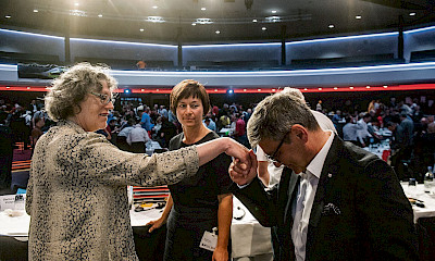 Congrès 2017: le président Giorgio Tuti félicite comme il se doit la vice-présidente Barbara Spalinger.