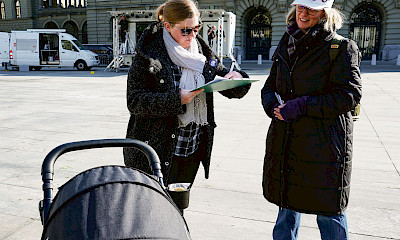 Die SEV-Frauenkommission sammelt erste Unterschriften vor dem Bundeshaus.