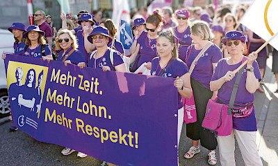 La segretaria generale aggiunta di ETF, Sabine Trier (seconda da sinistra), allo sciopero femminista a Berna il 14 giugno 2023.