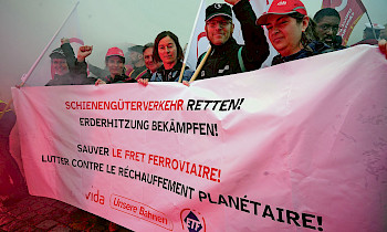 Gegen die Bahnpolitik der EU demonstrierten am 28. Mai in Paris 8000 Menschen – auch vom SEV.