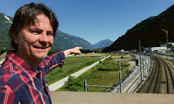 Thomas Giedemann vor dem Feld, wo das neue Werk gebaut wird.