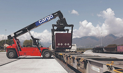 En 2012, Nicolas Perrin, PDG de Cargo, qualifiait l’inauguration du terminal de Cadenazzo d’«engagement clair en faveur du transport durable par wagons complets». 2025: Cargo souhaite l’abandonner. © CFF / Bernhard Lochmatter